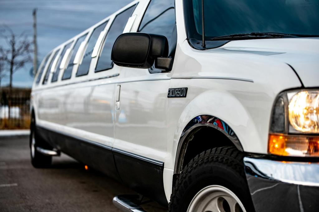 Can You Rent a Limo in Mississauga and Drive It&nbsp;Yourself?